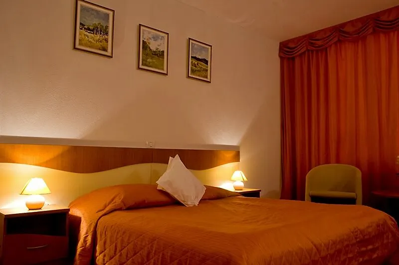 Hotel Reina Boekarest 3*,