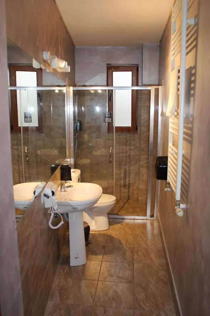 Hotel Reina Бухарест